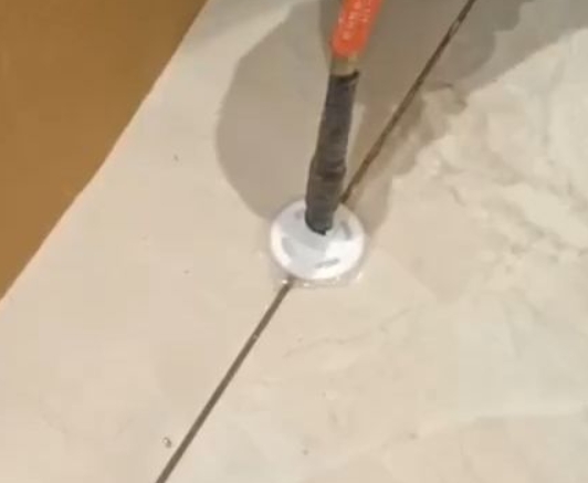 玉屏瓷砖空鼓维修公司专业解答瓷砖在铺贴过程中，如果没有涂抹均匀到位的粘结材料（如水泥砂浆或瓷砖胶），可能会导致以下问题